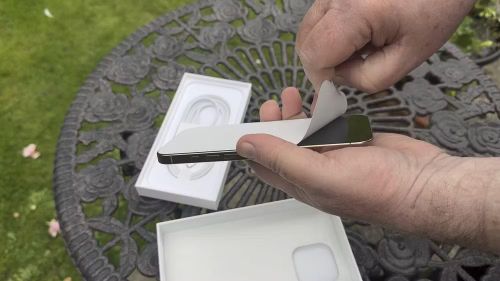 Chính sự tinh tế trong từng chi tiết nhỏ này đã giúp Apple tạo ra cảm giác cao cấp đặc trưng cho iPhone, biến khoảnh khắc mở hộp thành trải nghiệm mang tính cảm xúc nhiều hơn là thao tác đơn thuần, đồng thời góp phần khiến người dùng nhớ mãi cảm giác sở hữu một chiếc iPhone mới.