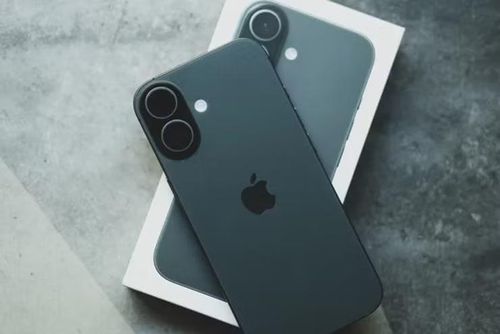 Khác với nhiều mẫu điện thoại thông thường có thể mở hộp rất nhanh, hộp iPhone được thiết kế với độ khít gần như hoàn hảo giữa nắp và thân hộp, khiến người dùng phải từ từ nhấc nắp lên trong vài giây đầy hồi hộp trước khi chính thức nhìn thấy thiết bị bên trong.