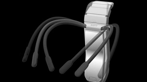 Về cơ bản, thiết kế phần cứng của nó giống hệt như Reon Pocket Pro. Thiết bị ôm sát phía sau cổ, bên dưới áo sơ mi hoặc bất kỳ loại áo nào, và phần vây quanh lỗ thông hơi có thể điều chỉnh để phù hợp với nhiều hình dạng cổ khác nhau.