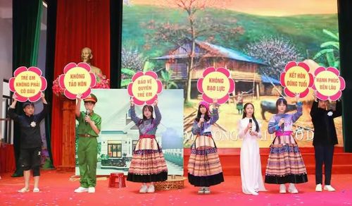 Học sinh Trường THCS Si Ma Cai nói không với nạn tảo hôn và hôn nhân cận huyết thống.