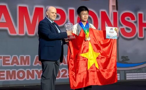Vũ Hoàng Nam sở hữu hơn 40 huy chương Olympic Toán, Tin học và tiếng Anh cấp quốc gia và quốc tế. Ảnh: NVCC