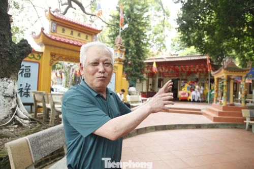 Ông Nguyễn Văn Thư giới thiệu về lịch sử làng Diềm.