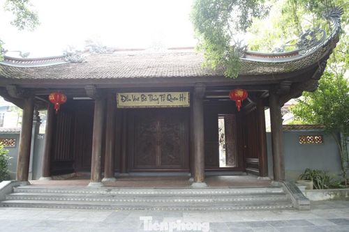 Đền thờ vua bà thủy tổ quan họ làng Diềm.