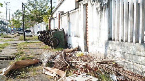 Phía trước trụ sở vốn từng là khuôn viên khang trang nay bị tận dụng thành nơi đậu xe chở rác.