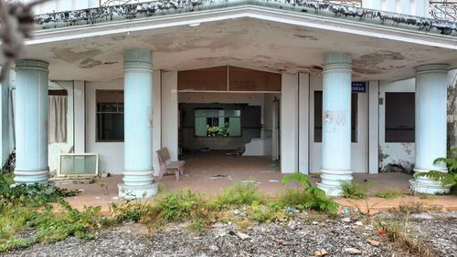 Khuôn viên trụ sở của Sở Tài nguyên và Môi trường tỉnh Cà Mau (cũ) mọc nhiều cỏ dại.