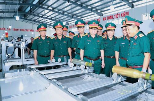 Lãnh đạo Tổng cục Hậu cần - Kỹ thuật kiểm tra dây chuyền sửa chữa đạn bán tự động tại Kho KV1, Cục Quân khí.