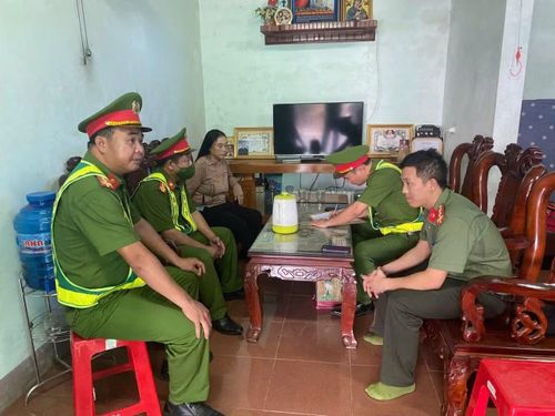 Công an xã Can Lộc làm việc với bà T. T. Q. - người xuất hiện trong video. Ảnh: Công an xã Can Lộc, tỉnh Hà Tĩnh
