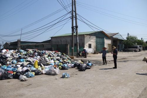  Người dân địa phương bày tỏ mong muốn rác thải sinh hoạt sớm được thu gom, vận chuyển và xử lý đúng quy định, tránh tình trạng tập kết kéo dài gây ô nhiễm môi trường như hiện nay. 