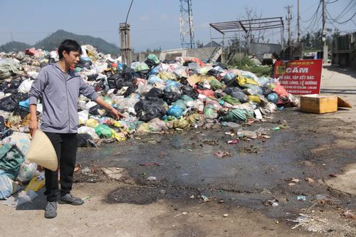 Anh Trần Văn Trung, trú tại thôn Long Hải, xã Lộc Hà, phản ánh khối lượng rác thải lớn được tập kết ngay sát khu dân cư và trường học đang phát tán mùi hôi thối nồng nặc. Nếu tình trạng này kéo dài, sẽ gây ảnh hưởng nghiêm trọng đến môi trường sống, sức khỏe người dân cũng như hoạt động dạy và học của các trường học trong khu vực.