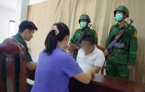 Lực lượng chức năng lấy lời khai đối tượng Trần Xuân Thịnh.