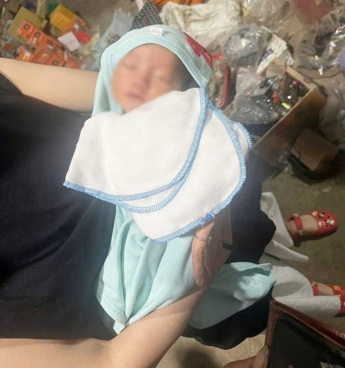 Qua thăm khám sơ bộ, cháu bé là bé gái, khoảng 7 ngày tuổi, cân nặng lúc sinh là 3.200 gram, tình trạng sức khỏe hoàn toàn bình thường.
