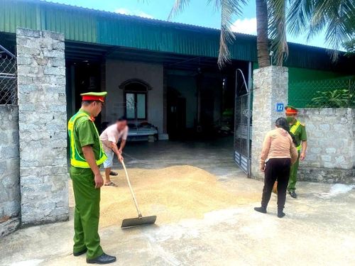 Bà Q. đã thừa nhận toàn bộ hành vi vi phạm của mình, cùng người thân dọn dẹp nông sản phơi ngoài đường.
