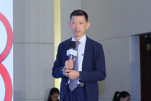 Tiến sĩ Dương Huy Lương chia sẻ tại buổi lễ. Ảnh: Thu Hà.