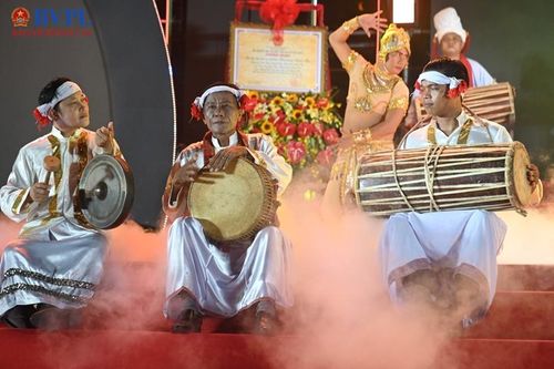  Một số nhạc cụ truyền thống tiêu biểu của đồng bào Chăm: chiêng, trống paranưng, trống ghinăng. Ảnh: NH.