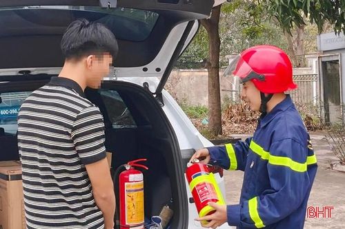 Người dân nên cân nhắc trang bị bình cứu hỏa trên mỗi phương tiện để có thể xử lý khi xảy ra các tình huống cháy nổ.