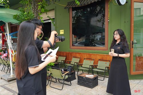 Quá trình tác nghiệp của chị Liên và các đồng nghiệp.