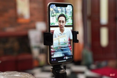 Phiên livestream của kênh "HT Food - Đặc sản Hà Tĩnh" thu hút đông đảo khách hàng theo dõi và chốt đơn.