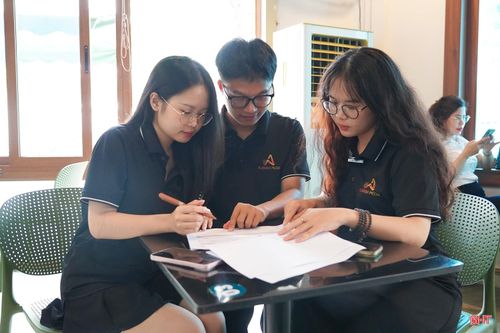 Chị Nguyễn Thị Liên (bên phải) cùng đồng nghiệp lên kịch bản và xây dựng nội dung review.