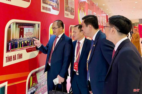 Thành viên đoàn đại biểu Hà Tĩnh tham quan không gian triển lãm bên lề đại hội.