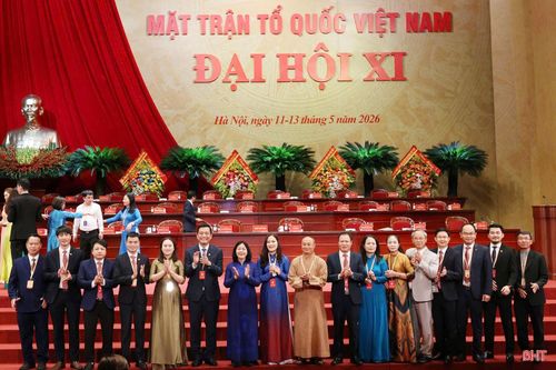 Chủ tịch Ủy ban Trung ương MTTQ Việt Nam Bùi Thị Minh Hoài chụp ảnh lưu niệm cùng đoàn đại biểu Hà Tĩnh tham dự đại hội.