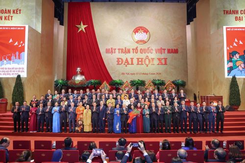 Đoàn Chủ tịch Ủy ban Trung ương MTTQ Việt Nam khóa XI, nhiệm kỳ 2026 - 2031 ra mắt đại hội. Ảnh: Báo Đại Đoàn Kết. 