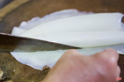 Để bảo đảm các bữa ăn đủ dinh dưỡng, đội ngũ hậu cần luôn tỉ mỉ trong từng khâu chuẩn bị, chế biến.