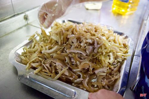 Dù trong điều kiện giữa biển khơi, các anh vẫn cố gắng nêm nếm sao cho vừa vặn, đảm bảo mỗi suất ăn chất lượng nhất.