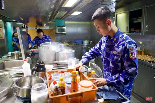 Trong căn bếp nhỏ, tất cả các dụng cụ, đồ dùng đều được sắp xếp đúng vị trí theo từng loại.