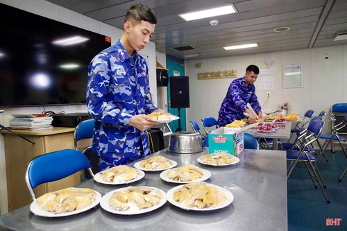 Công việc trên tàu dù có những khó khăn nhất định, nhưng với mỗi cán bộ, chiến sĩ làm công tác hậu cần, việc duy trì bữa ăn đủ dưỡng chất, bảo đảm sức khỏe cho mọi người trên mỗi hải trình là niềm hạnh phúc, động lực để họ vượt qua mọi sóng gió.