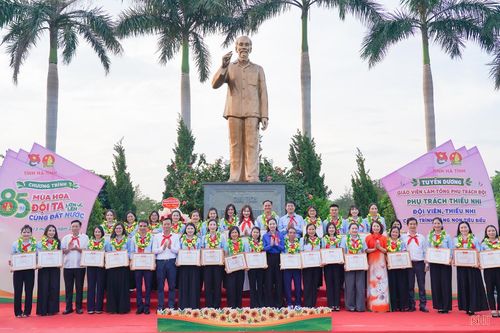  Chương trình cũng vinh danh 35 anh chị giáo viên làm Tổng phụ trách Đội tiêu biểu. Đây là những cá nhân nhiệt huyết, sáng tạo trong công tác Đội và phong trào thiếu nhi, góp phần xây dựng môi trường học tập, rèn luyện bổ ích, giúp các em trưởng thành toàn diện. Trong ảnh: Trưởng ban Tuyên giáo và Dân vận Tỉnh ủy Hà Văn Hùng cùng các đại biểu trao bằng khen cho các Tổng phụ trách Đội. 