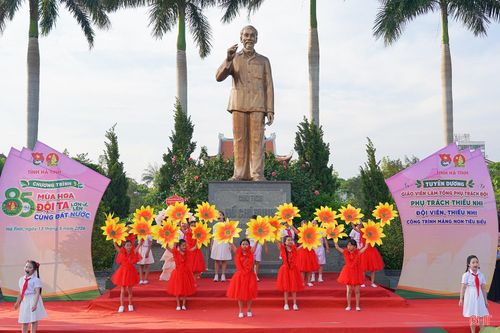Phát huy truyền thống của các thế hệ đội viên đi trước, thiếu nhi Hà Tĩnh thời gian qua đã tích cực thi đua học tập, rèn luyện, tham gia nhiều phong trào ý nghĩa, góp phần lan tỏa những việc làm tốt, hình ảnh đẹp trong trường học và cộng đồng.