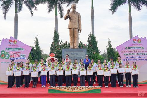  Tại chương trình, Tỉnh đoàn – Hội đồng Đội tỉnh đã tuyên dương 35 bông hoa tiêu biểu trong vườn hoa nghìn việc tốt của thiếu nhi tỉnh nhà. Đây là những tấm gương tiêu biểu đã không ngừng cố gắng vươn lên trong học tập, đạt thành tích cao trong các lĩnh vực, tích cực giúp đỡ bạn bè, chăm chỉ làm việc tốt và lan tỏa những giá trị đẹp trong nhà trường và cộng đồng. Trong ảnh: Trưởng ban Tuyên giáo và Dân vận Tỉnh ủy Hà Văn Hùng; Phó Chủ tịch Ủy ban MTTQ tỉnh, Bí thư Tỉnh đoàn Nguyễn Ny Hương trao bằng khen cho các đội viên. 