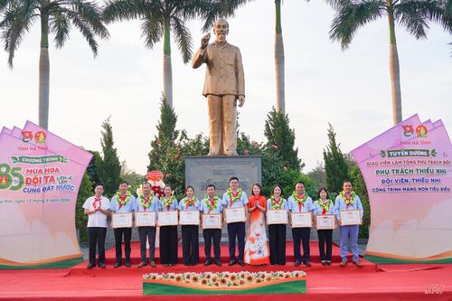 Nhân dịp ý nghĩa này, Tỉnh đoàn, Hội đồng Đội tỉnh cũng tuyên dương 10 anh chị phụ trách thiếu nhi tiêu biểu. Đây là những người luôn gần gũi, yêu thương và đồng hành cùng các em bằng tất cả nhiệt huyết tuổi trẻ; là người truyền cảm hứng, góp phần bồi dưỡng lý tưởng, kỹ năng và nhân cách cho thế hệ măng non của quê hương, đất nước.
