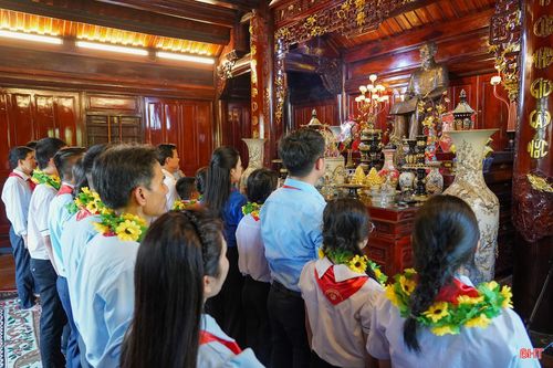  Các đại biểu đã đến đặt vòng hoa, dâng hương thành kính tưởng niệm Chủ tịch Hồ Chí Minh tại Khu lưu niệm Bác Hồ về thăm Hà Tĩnh và bày tỏ lòng biết ơn vô hạn trước công lao to lớn của Người đối với sự nghiệp đấu tranh giải phóng dân tộc, thống nhất đất nước. 