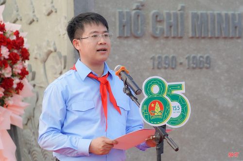 Anh Nguyễn Viết Hải Đăng - Phó Bí thư Tỉnh đoàn, Chủ tịch Hội đồng Đội tỉnh trình bày diễn văn kỷ niệm 85 năm Ngày thành lập Đội TNTP Hồ Chí Minh (15/5/1941 - 15/5/2026).