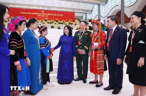 Đồng chí Bùi Thị Minh Hoài, Ủy viên Bộ Chính trị, Bí thư Trung ương Đảng, Bí thư Đảng ủy Mặt trận Tổ quốc, các đoàn thể Trung ương, Chủ tịch Ủy ban Trung ương Mặt trận Tổ quốc Việt Nam với các đại biểu. (Ảnh: Văn Điệp/TTXVN)