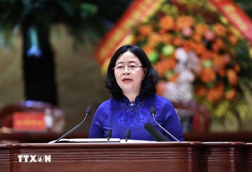 Đồng chí Bùi Thị Minh Hoài, Ủy viên Bộ Chính trị, Bí thư Trung ương Đảng, Bí thư Đảng ủy Mặt trận Tổ quốc, các đoàn thể Trung ương, Chủ tịch Ủy ban Trung ương Mặt trận Tổ quốc Việt Nam phát biểu nhận nhiệm vụ. (Ảnh: Minh Đức/TTXVN)