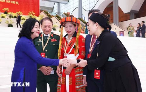 Đồng chí Bùi Thị Minh Hoài, Ủy viên Bộ Chính trị, Bí thư Trung ương Đảng, Bí thư Đảng ủy Mặt trận Tổ quốc, các đoàn thể Trung ương, Chủ tịch Ủy ban Trung ương Mặt trận Tổ quốc Việt Nam với các đại biểu. (Ảnh: Văn Điệp/TTXVN)