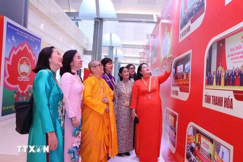 Các đại biểu tham quan trưng bày các hình ảnh hoạt động Mặt trận Tổ quốc Việt Nam. (Ảnh: Văn Điệp/TTXVN)