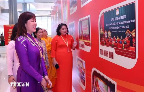 Các đại biểu tham quan trưng bày các hình ảnh hoạt động Mặt trận Tổ quốc Việt Nam. (Ảnh: Văn Điệp/TTXVN)