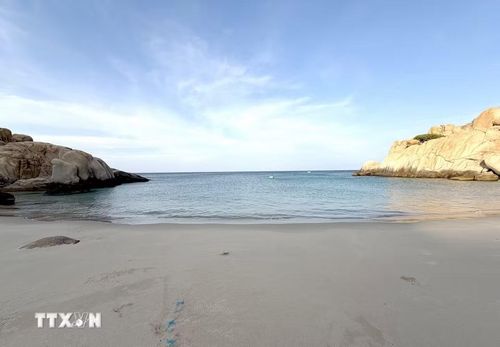 Vẻ đẹp bình dị làm say lòng du khách của Bãi Tiên trên đảo Hòn Cau với nước biển xanh biếc. (Ảnh: Nguyễn Thanh/TTXVN)