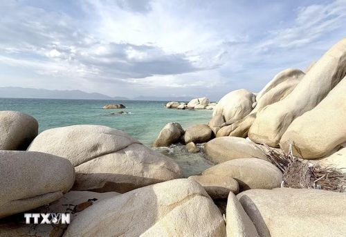 Hòn Cau được bao quanh bởi hàng vạn khối đá nguyên sinh có nhiều kích cỡ và hình thù khác nhau như có sự sắp đặt của bàn tay con người. (Ảnh: Nguyễn Thanh/TTXVN)