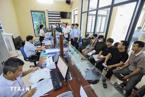 Cán bộ làm việc tại bộ phận Hành chính công xã Lạc Sơn (Phú Thọ). (Ảnh: Trọng Đạt/TTXVN)