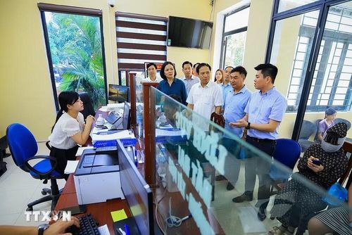 Đoàn kiểm tra tình hình hoạt động tại Trung tâm phục vụ hành chính công của xã Liên Sơn. (Ảnh: Trọng Đạt/TTXVN)