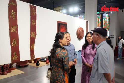 Triển lãm Sơn ta - Sơn mài tại trung tâm Giao lưu Văn hóa Phố cổ Hà Nội số 50 Đào Duy Từ trở thành không gian kết nối những người yêu nghệ thuật.