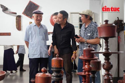 Du khách hào hứng chiêm ngưỡng những hiện vật khảo cổ học nghề sơn.
