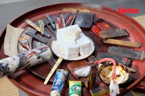 Bộ dụng cụ nghề sơn truyền thống.