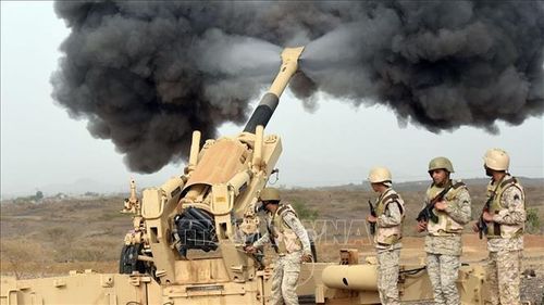 Binh sĩ Saudi Arabia bắn đạn pháo từ một tiền đồn giáp giới Yemen. Ảnh tư liệu: CFP/TTXVN
