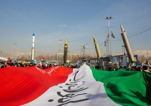 Các cuộc diễu binh tên lửa ở Tehran năm 2024. Theo các đánh giá tình báo mật của Mỹ, Iran vẫn giữ khoảng 70% kho tên lửa trước chiến tranh. Ảnh: New York Times