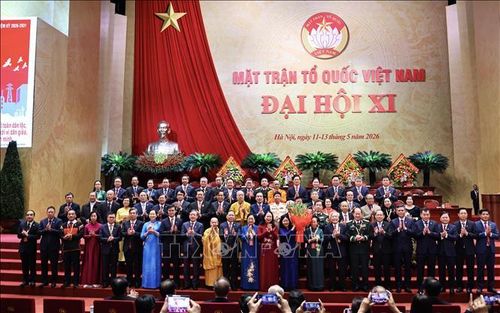 Bí thư Trung ương Đảng, Phó Chủ tịch nước Võ Thị Ánh Xuân tặng hoa chúc mừng Đoàn Chủ tịch Ủy ban Trung ương MTTQ Việt Nam nhiệm kỳ 2026 - 2031. Ảnh: Minh Đức/TTXVN